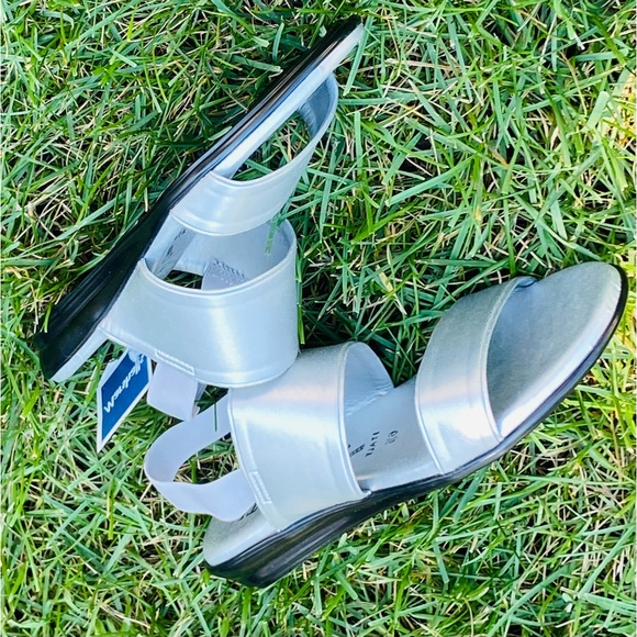 NWT Women Sz-6.5 ITALIAN SHOEMAKERS- Silver Flats Open Toe & Elastic Heal Straps - Picture 16 of 16